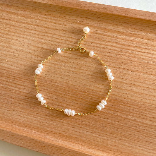 delicate pearl bracelet, with every three small pearls strung together， gold vermeil