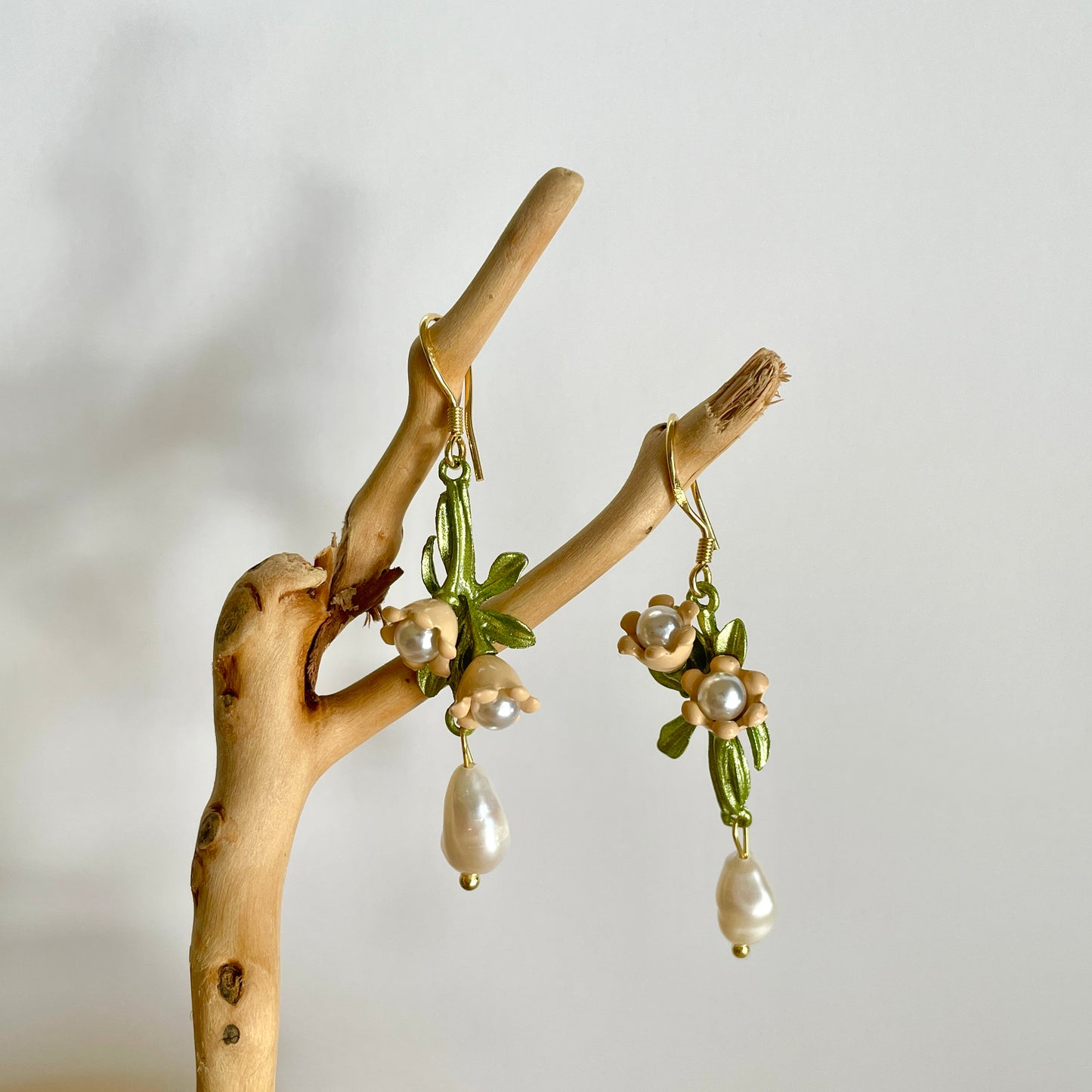 Magnolia flower earrings with Baroque pearls, blooming flowers in shades of pink and green， tree