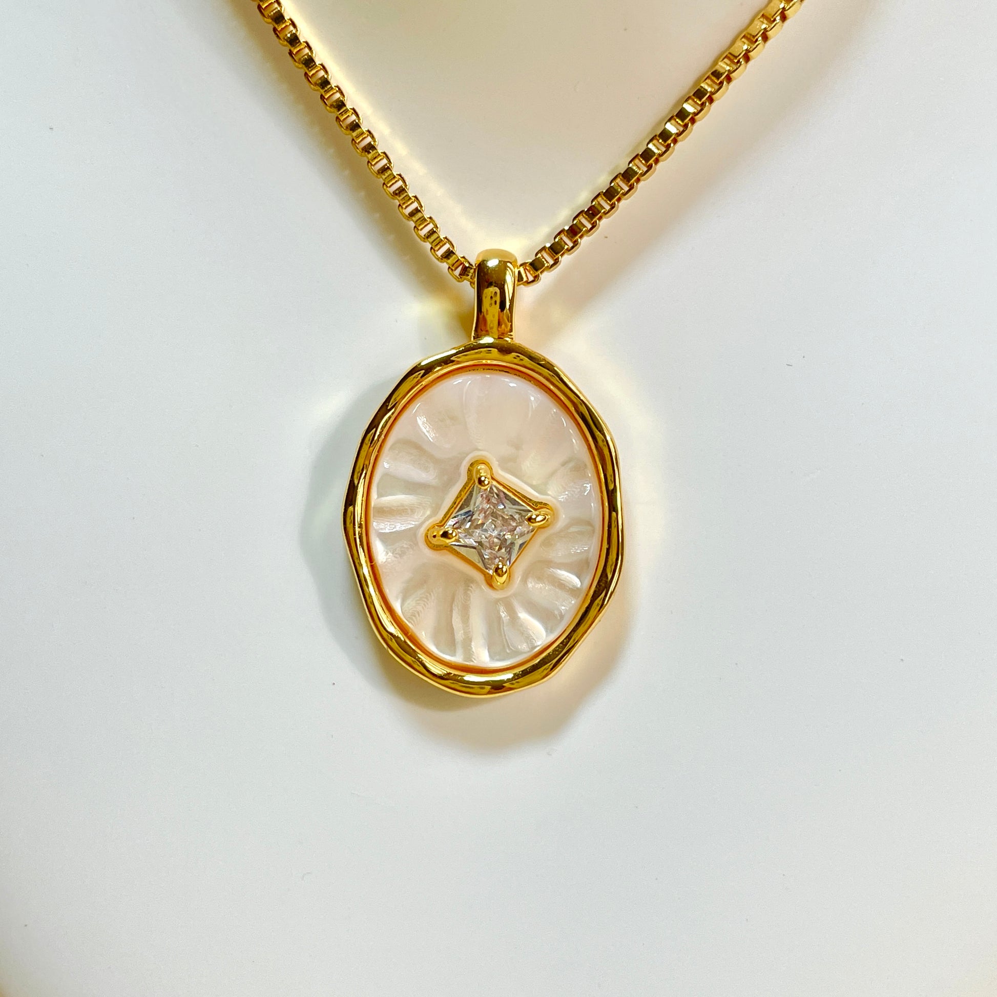 Sparkling white mother-of-pearl necklace with a central cubic zirconia , 18K gold,