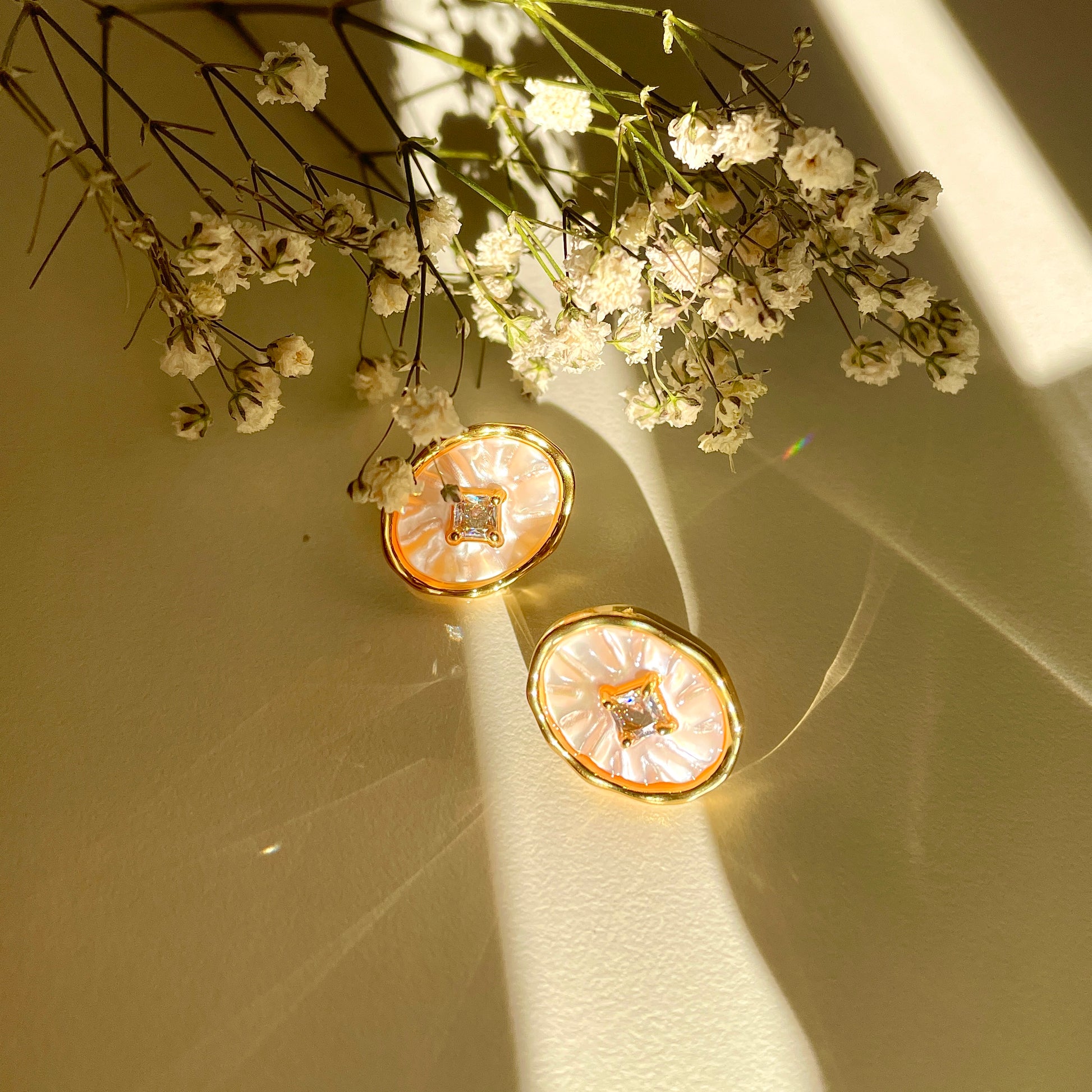 Sparkling white mother-of-pearl earrings with a central cubic zirconia.， 18K gold plated, diamond, flowers